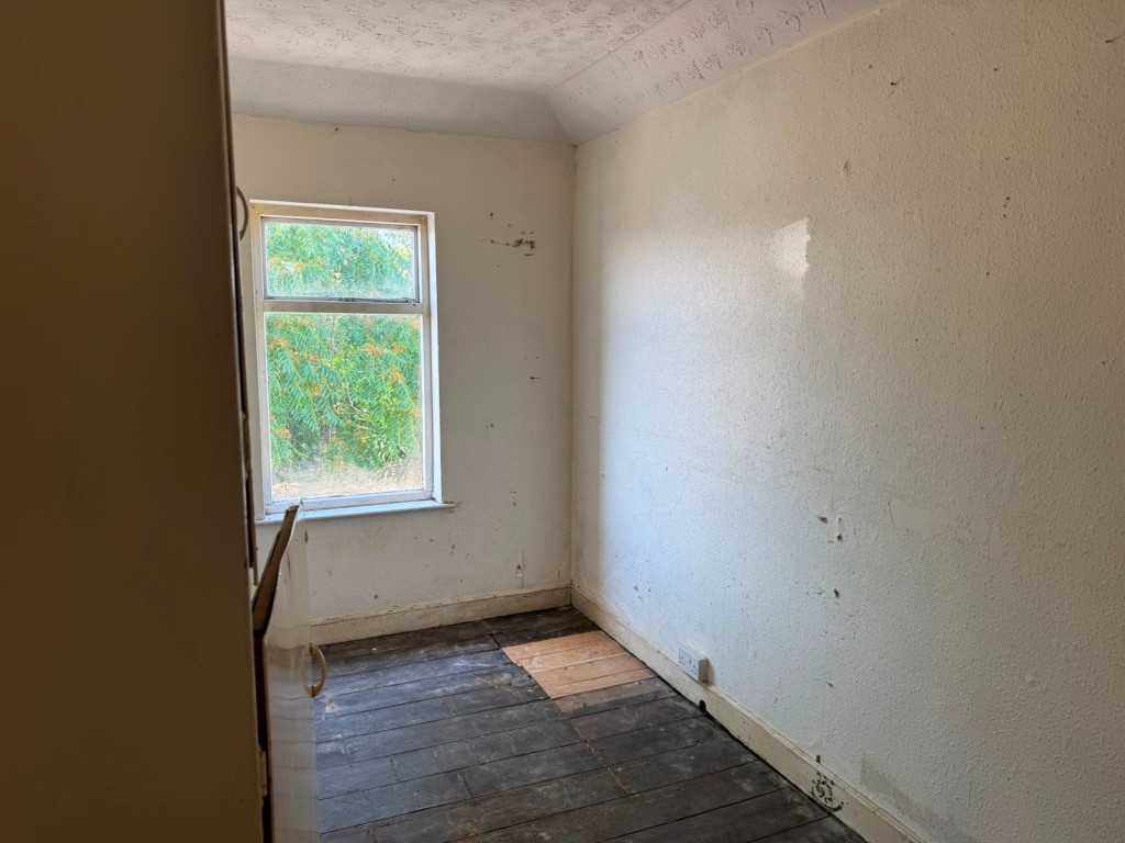 Lot: 141 - SEMI-DETACHED HOUSE FOR IMPROVEMENT - The Third Bedroom